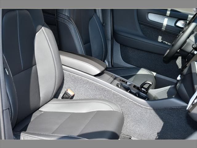 2026 Volvo XC40 SUV in Crystal White thumbnail 30