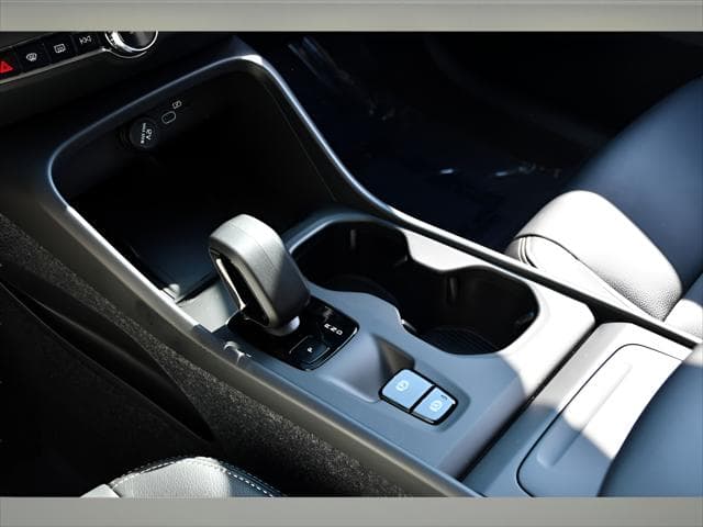 2026 Volvo XC40 SUV in Crystal White thumbnail 34