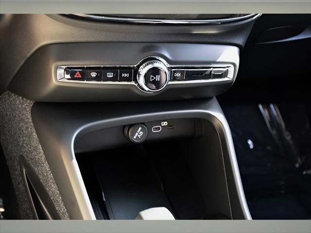 2026 Volvo XC40 SUV in Crystal White thumbnail 35