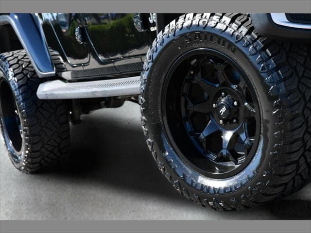 2021 Jeep Gladiador Truck in Black Clearcoat thumbnail 11