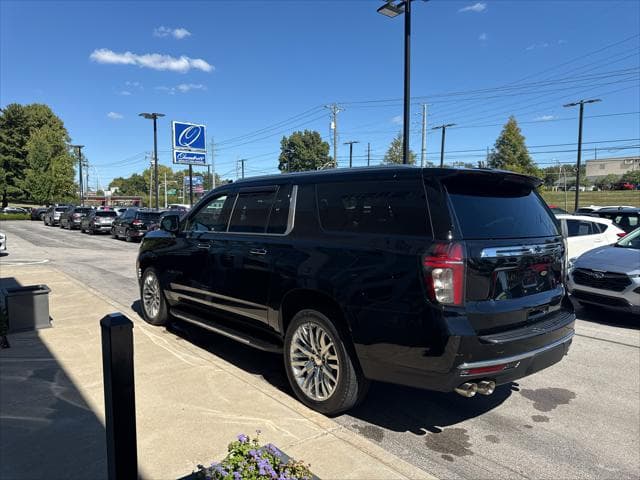 2023 Chevrolet Suburban SUV in Black thumbnail 5