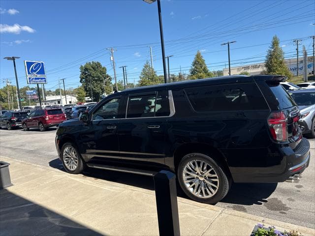 2023 Chevrolet Suburban SUV in Black thumbnail 6