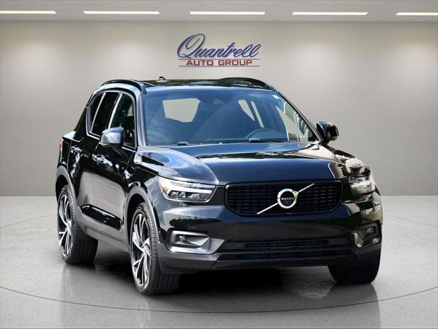 2021 Volvo XC40 SUV in Onyx Black Metallic - Image 2