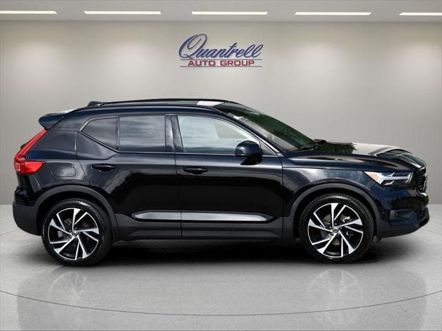 2021 Volvo XC40 SUV in Onyx Black Metallic - Image 3