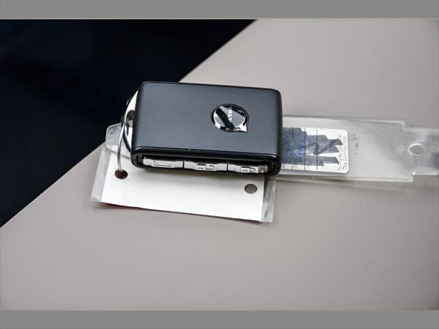 2026 Volvo XC60 Plug-In Hybrid SUV in Onyx Black Metallic - Image 36