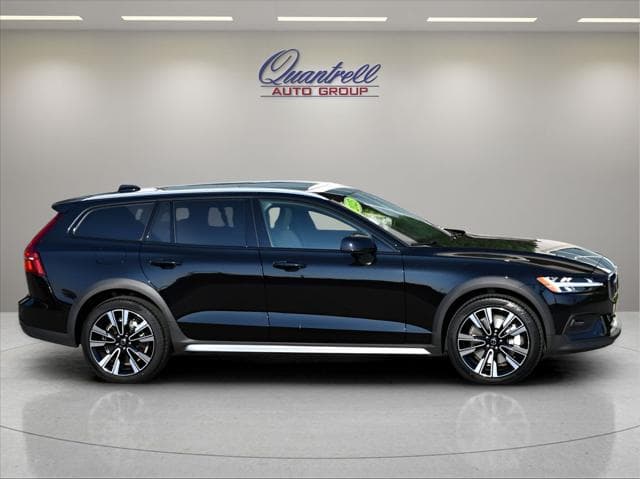 2025 Volvo V60 Cross Country Wagon in Onyx Black Metallic - Image 3